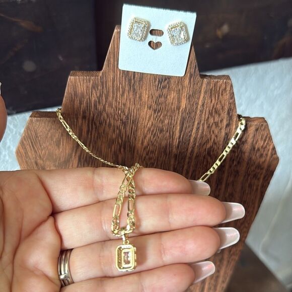 14K Gold Plated Elegant Gold Pendant Necklace and Earring Set - Picture 3 of 8